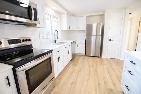 All INCLUSIVE MAIN UNIT IN THOROLD!!! - Photo 3