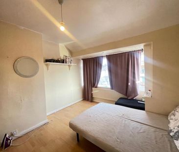 4 bedroom terraced house to rent - Photo 3