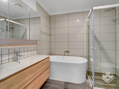 IMMACULATE 3 BEDROOM, 3 BATH TOWNHOUSE - Photo 5