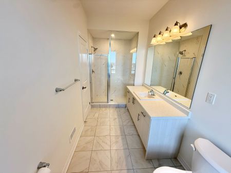 For Lease - 17 Norman Fleming Lane, Richmond Hill, Ontario - Photo 2