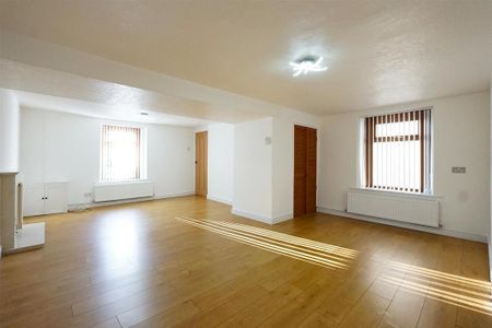 3 bedroom end of terrace house to rent - Photo 2