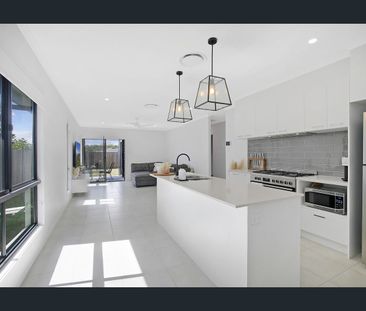 Stunning home with spacious yard, solar, side access and ducted AC! - Photo 1