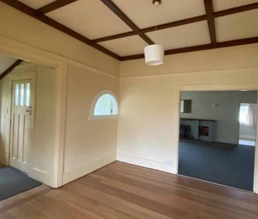 Spacious Character Villa - Short Walk to Town - Photo 1