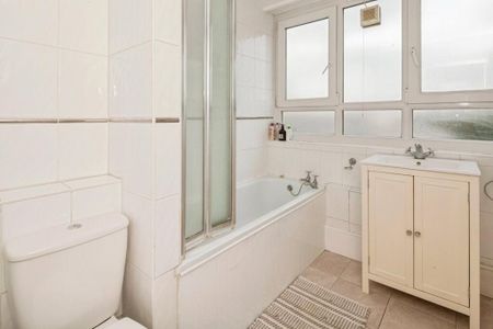 2 Bed Flat, Yelverton Road, SW11 - Photo 5