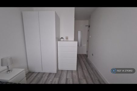 1 bedroom in a house share to rent - Photo 3