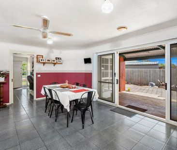 8 Freesia Court, Whittington - Photo 2