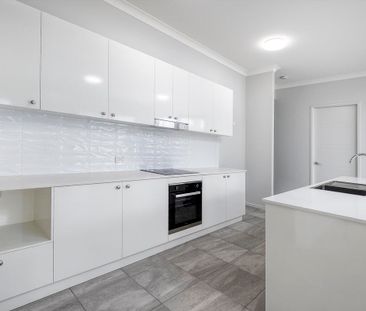 LARGE 4 Bedroom, 4 Bathroom Family Home - Photo 6