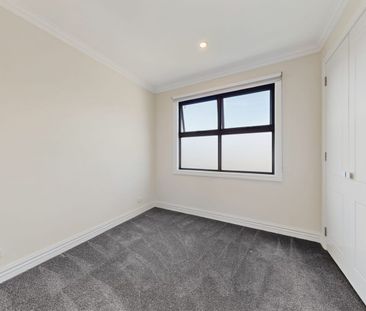 Stunning & Spacious Nearly New Townhouse in Oakleigh - Photo 2