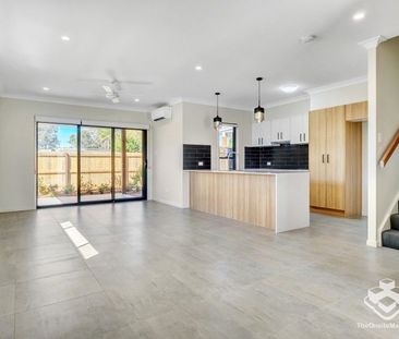 FOUR BEDROOM 2 BATHROOM TOWNHOUSE WITH SINGLE LOCK UP GARAGE & COVE... - Photo 6