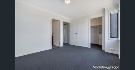 Modern 3 Bedroom Townhouse! - Photo 3