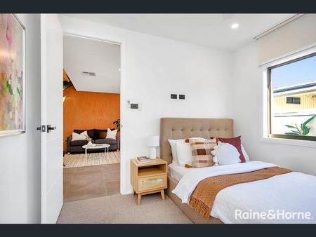 Near new stunning 4-bedroom duplex. - Photo 4