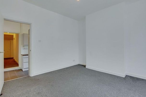 2 bedroom ground floor flat to rent - Photo 1