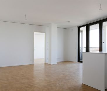 Lichtdurchflutete 2-Zi.-Wohnung mit großer Loggia und tollem Weitbl... - Foto 4