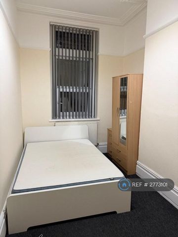 1 bedroom in a house share to rent - Photo 2