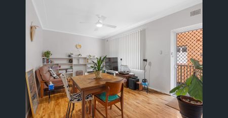 Sunny Top-Floor Apartment in a Quiet, Convenient Location - Photo 3