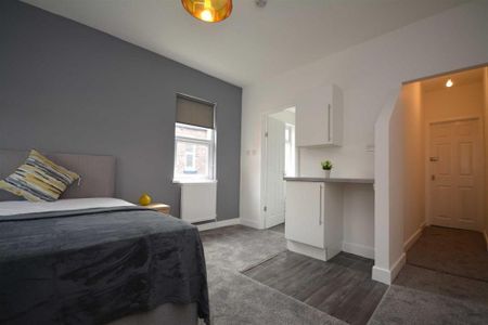 1 bedroom in a house share to rent - Photo 4