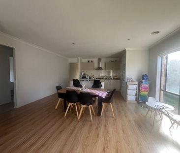 SPACIOUS FOUR BEDROOM HOME! - Photo 2