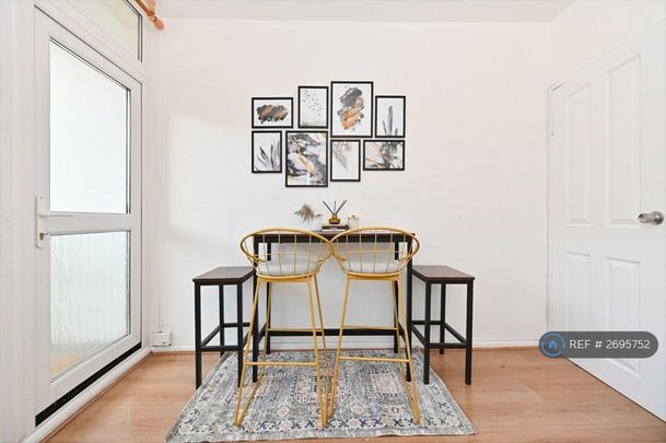 1 bedroom in a flat share to rent - Photo 1