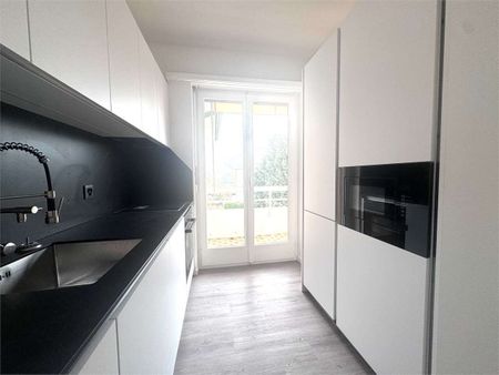 Elegant 5.5-room apartment in Porza - completely renovated with panoramic views and an attractive tax zone - Photo 4