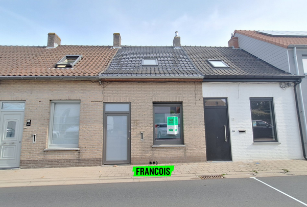 Gerenoveerde woning met 2 slaapkamers en koertje in centrum Poperinge. - Photo 1
