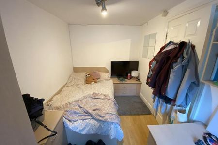 Garden Flat, 146 Otley Road, - Photo 5