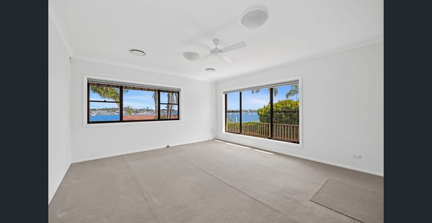 WATERVIEWS IN THE HEART T OF TAREN POINT Amazing stunning house with Granny flat self contained at back with panoramic water views from Taren point. - Photo 1