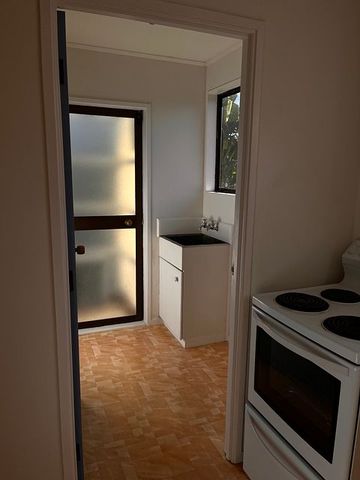Charming 3BR Flat Bush Home with Garden - Photo 4