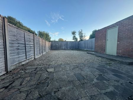 Semi-detached house to rent on - Photo 3