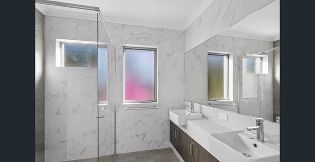 BRAND NEW CONTEMPORARY HOME - 8B LEVERBURGH ST - Photo 1