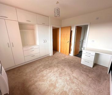 2 bedroom Flat To Let - Photo 4