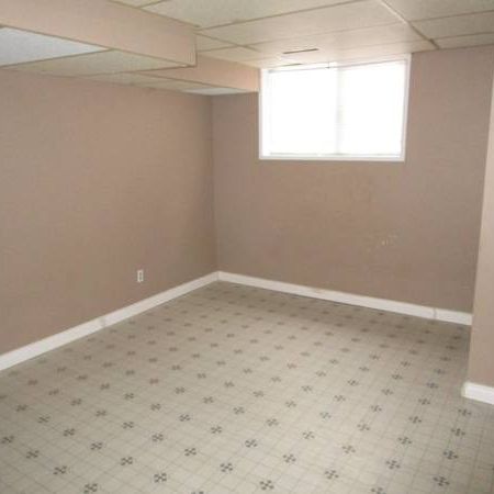 New flooring, Includes Spare Room & Utils! - Photo 3