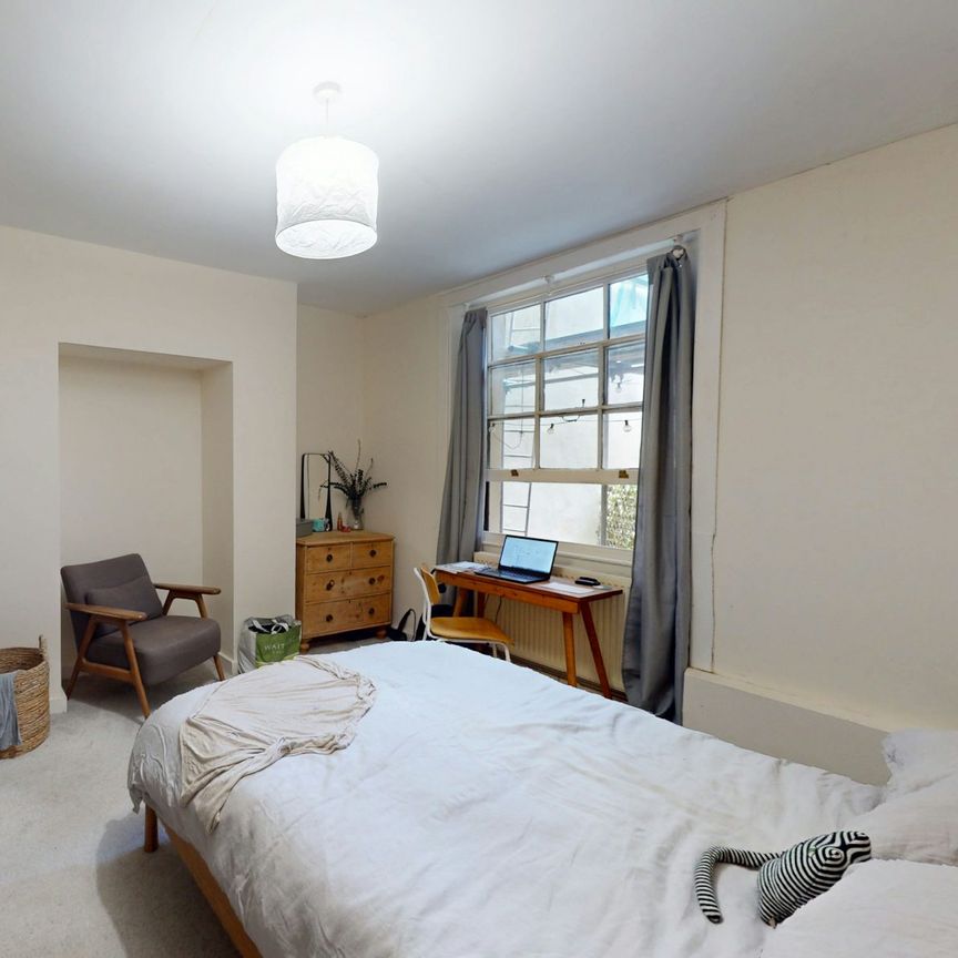 Flat to rent on - Photo 1