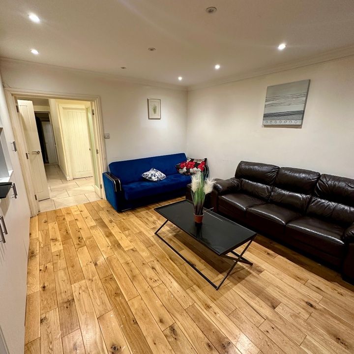 Room in a Shared House, Hyde Crescent, NW9 - Photo 1