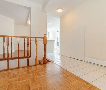 Discover Urban Living in this 3-Bed Bi-Level Apartment! - Photo 3