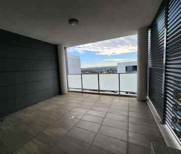 TERRIFIC 2 BEDROOM 2 BATHROOM APARTMENT - Photo 3