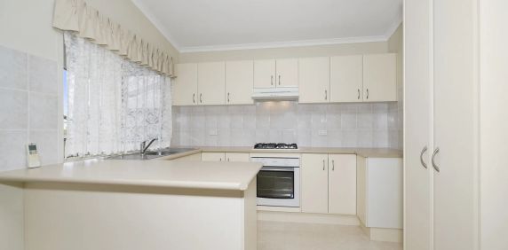 CUTE AS A BUTTON - Photo 2