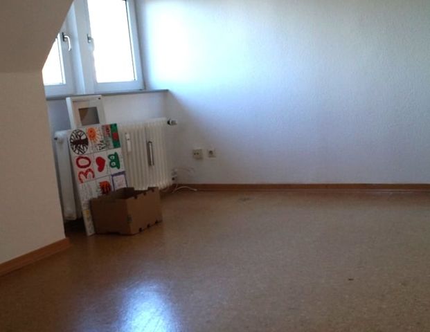 Charmante und ruhige Dachgeschosswohnung mit großem Balkon - Photo 1