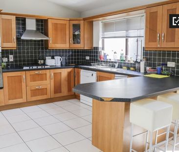 Room in 5-bedroom apartment in Ballymun, Dublin - Photo 5