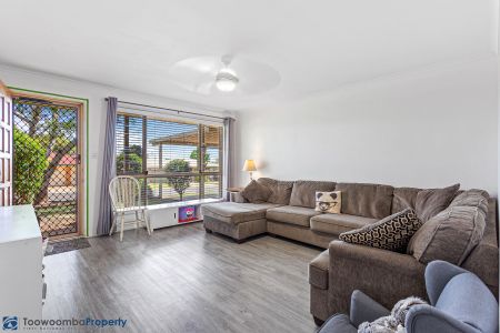 Recently Renovated 3 Bedroom Family Home! - Photo 4