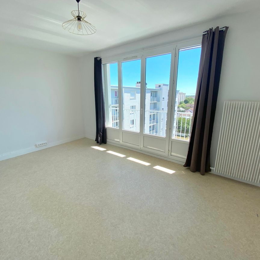 LUCE – 10MN. GARE DE CHARTRES, BEAU 2 PIECES 8ème ETAGE PLACE DE PARKING ET CAVE - Photo 1