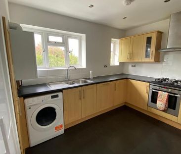 1 bedroom in a flat share to rent - Photo 3