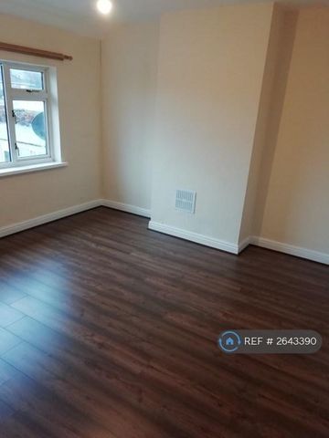 4 bedroom semi-detached house to rent - Photo 4