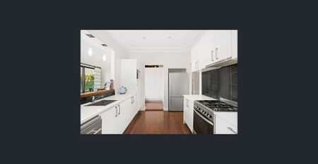 Prime Location - Water Usage Included in rent - Photo 4