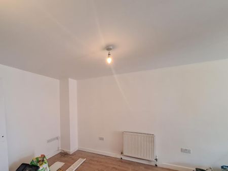 3 bedroom flat to rent - Photo 2