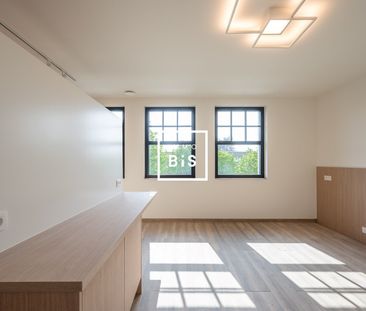 Prachtig afgewerkte hoekwoning, zeer rustig gelegen nabij het centrum - Photo 1