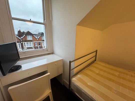 1 Bed Flat, Ferme Park Road, N8 - Photo 1