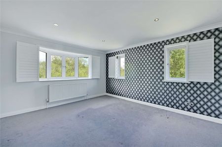 Spacious detached family home with large garden, studio and impressive open plan living - Photo 5