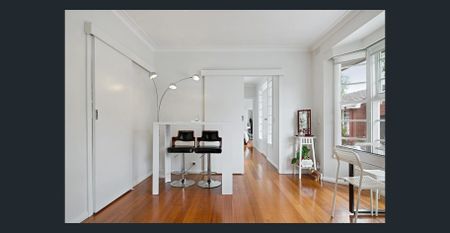 Single-level simplicity paired with unbeatable location! - Photo 2