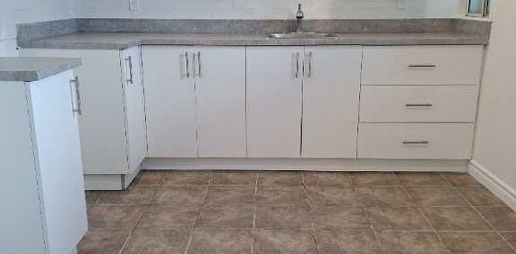 Grand 3 et demi rénové semi-meublé à louer - Photo 2