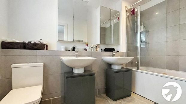 4 bedroom end of terrace house to rent - Photo 1